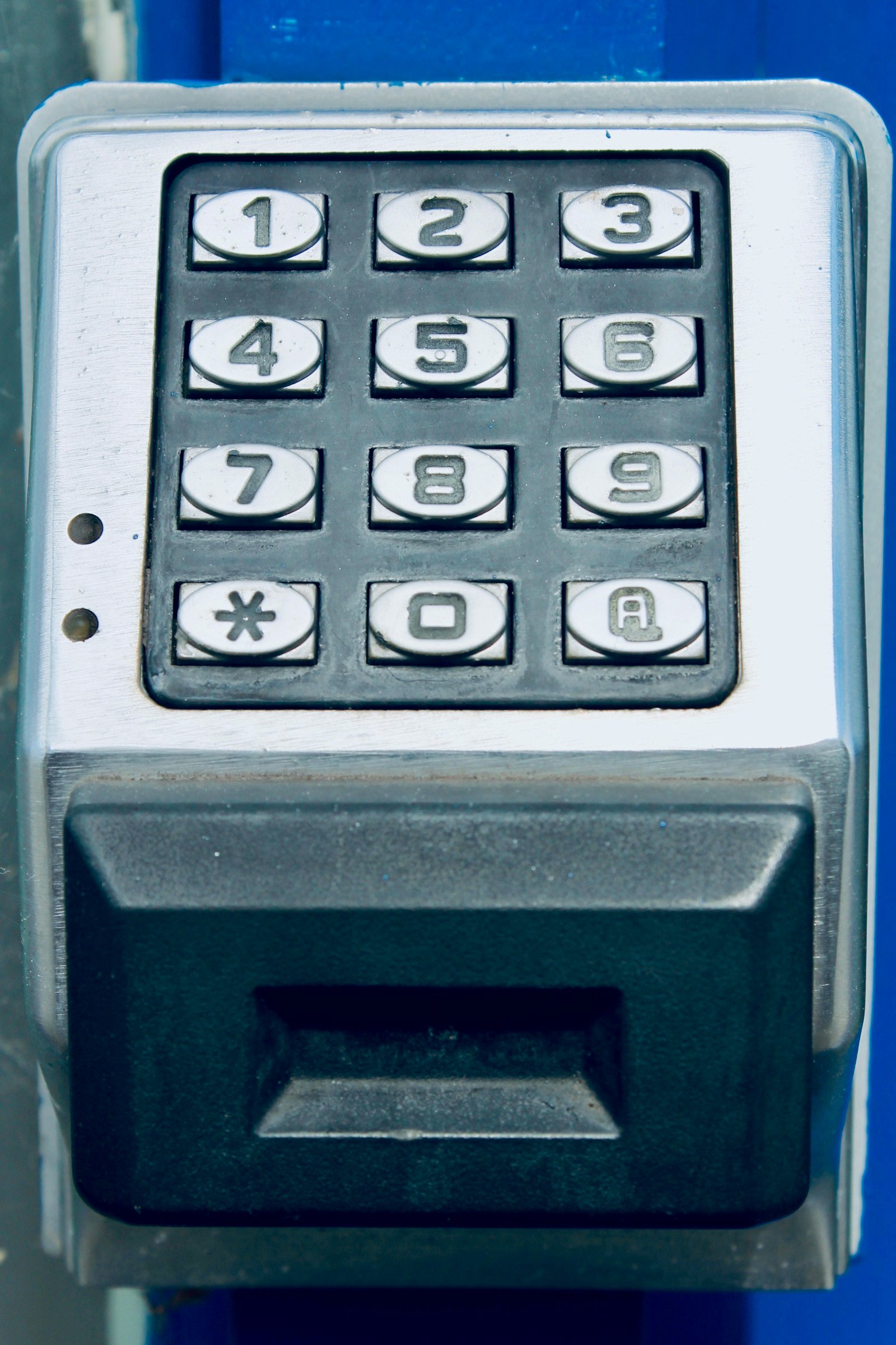 Clavier à code métallique en gros plan