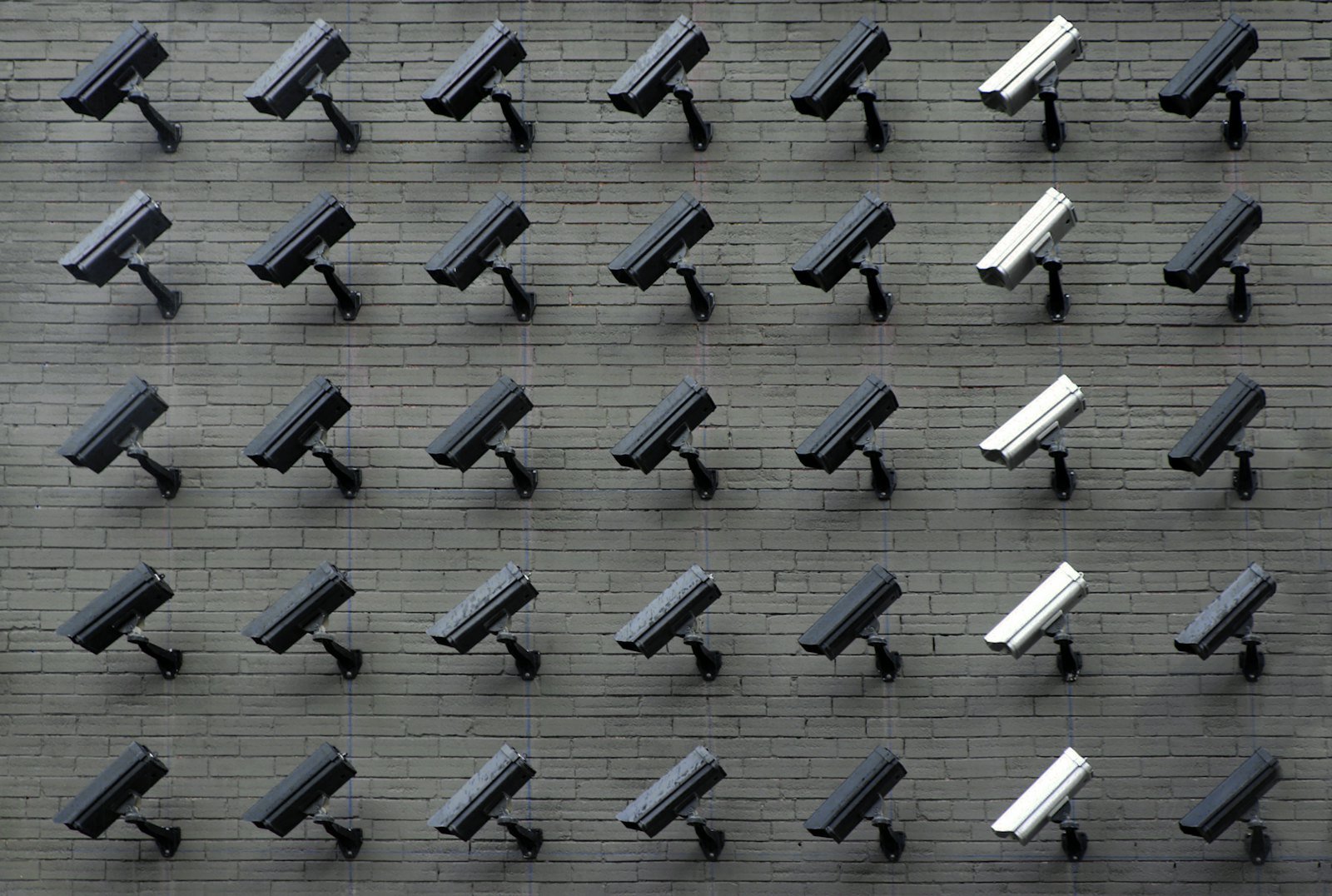 Rangée de caméras de surveillance