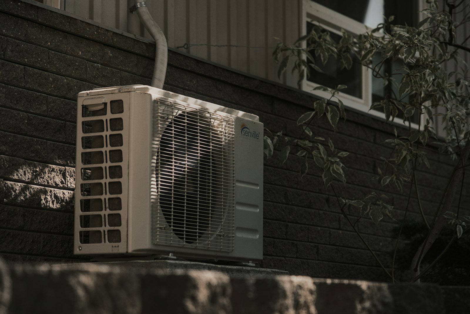 Unité extérieure de climatisation posée contre une façade