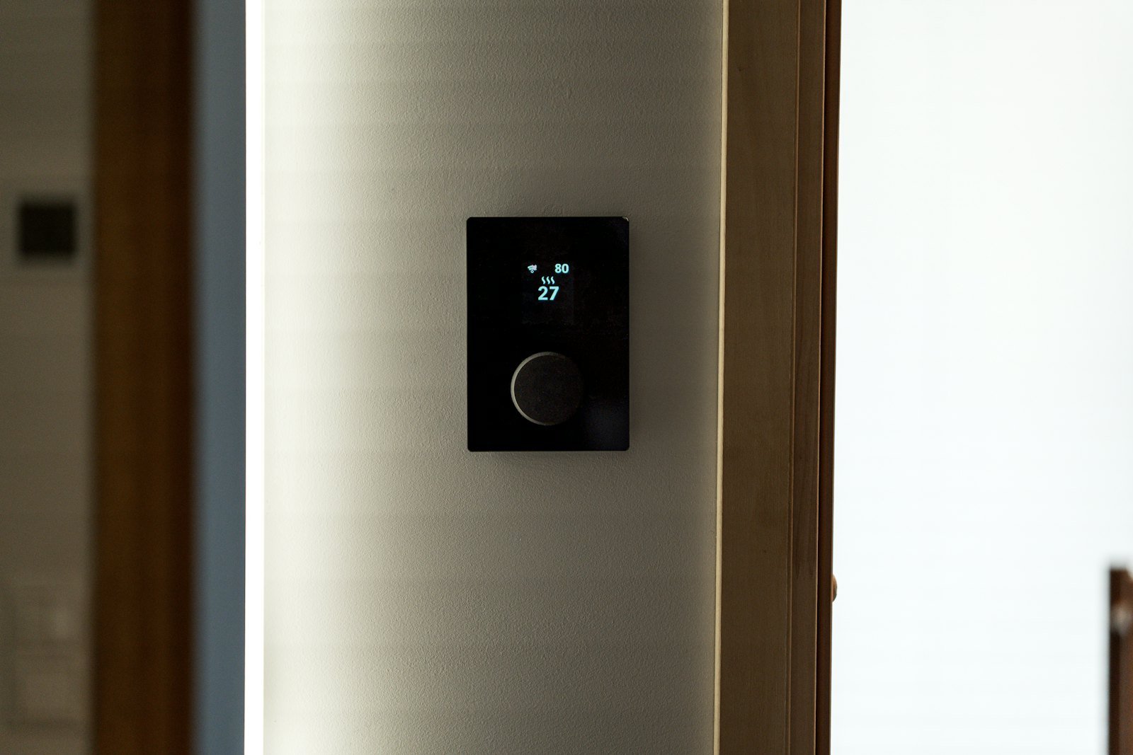 Thermostat connecté mural noir