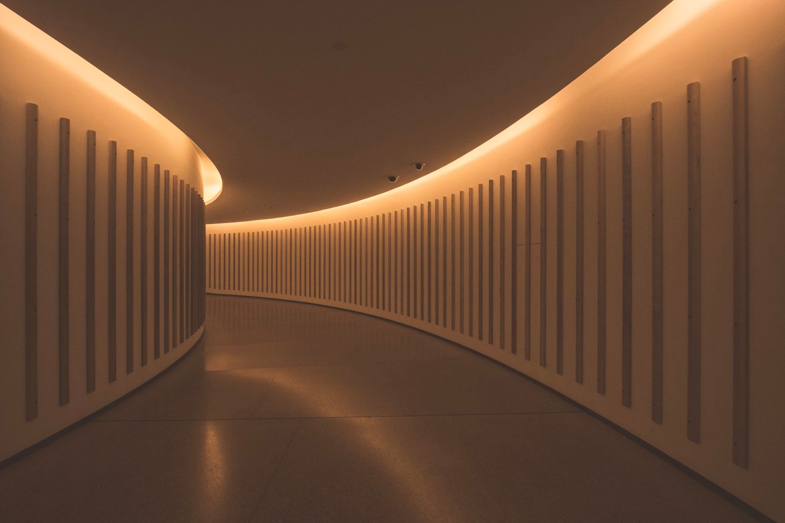 Couloir courbe éclairé par une lumière indirecte