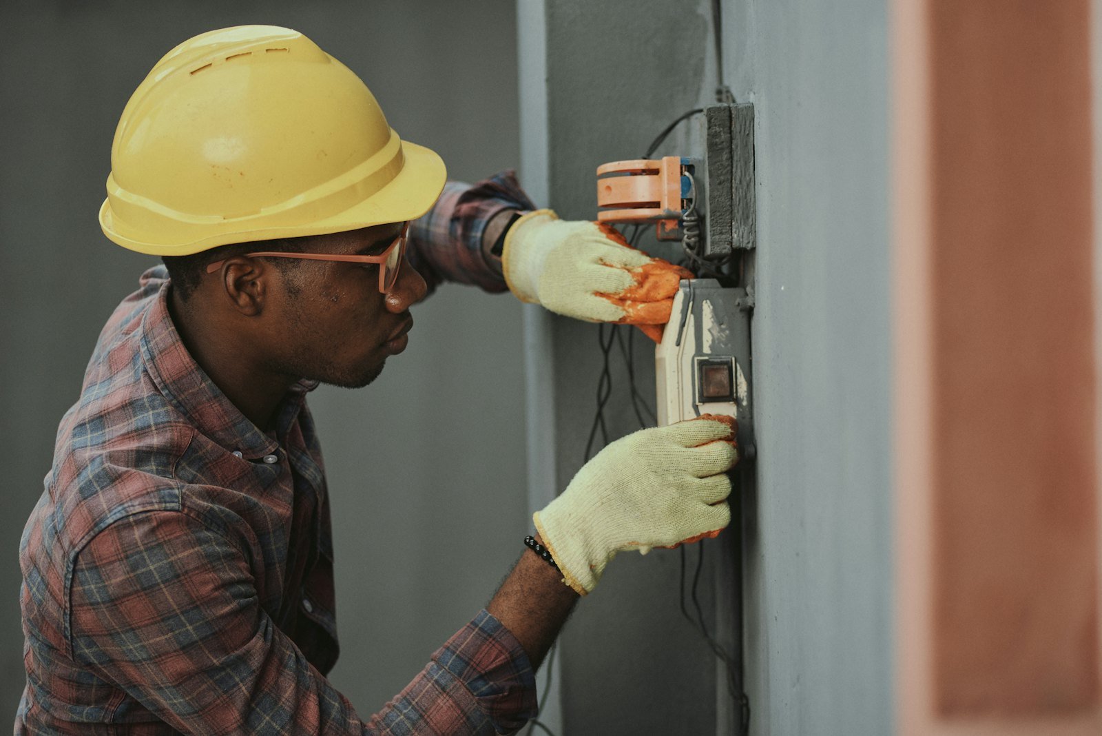 Électricien travaillant sur une installation murale