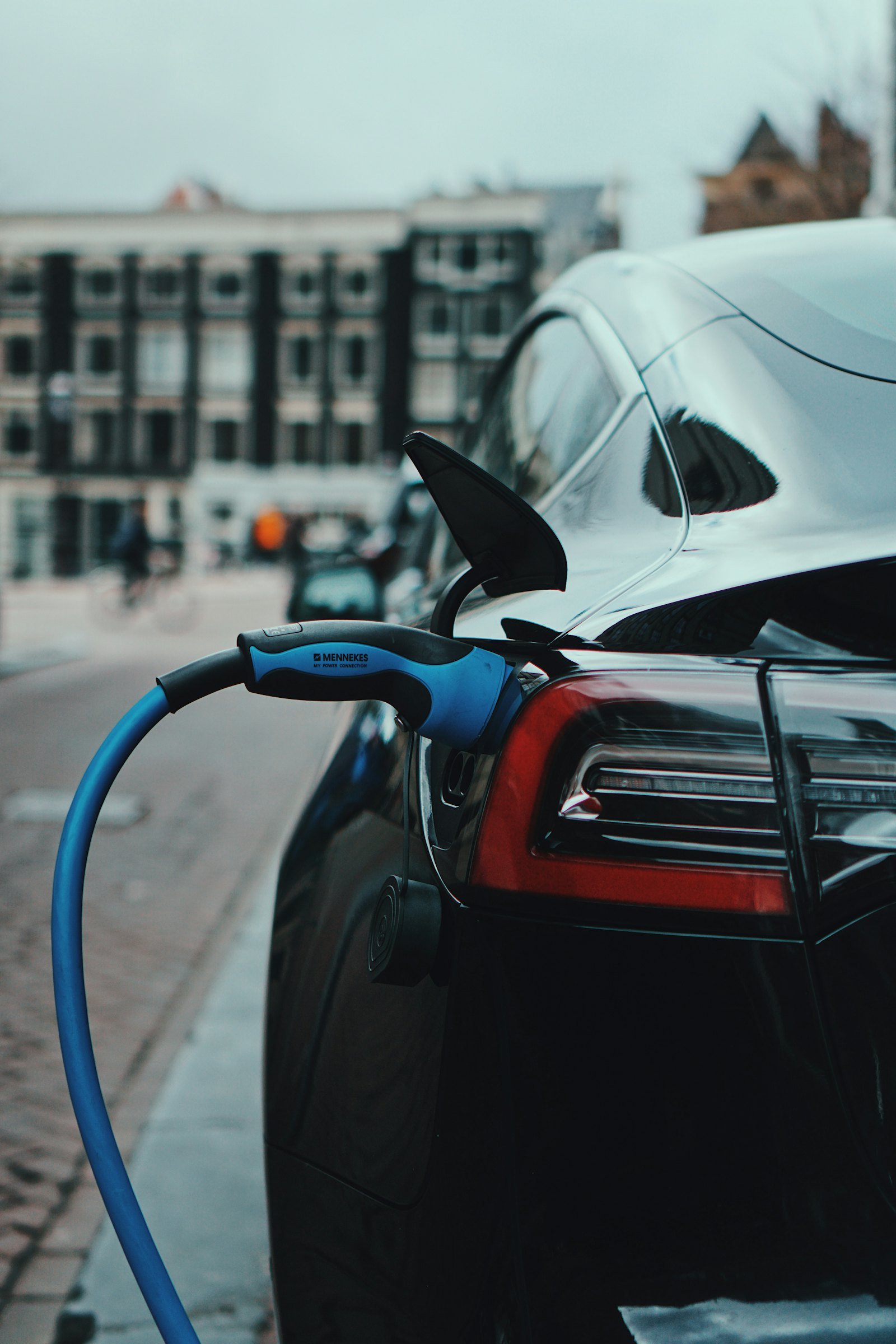 Voiture électrique en recharge dans une rue