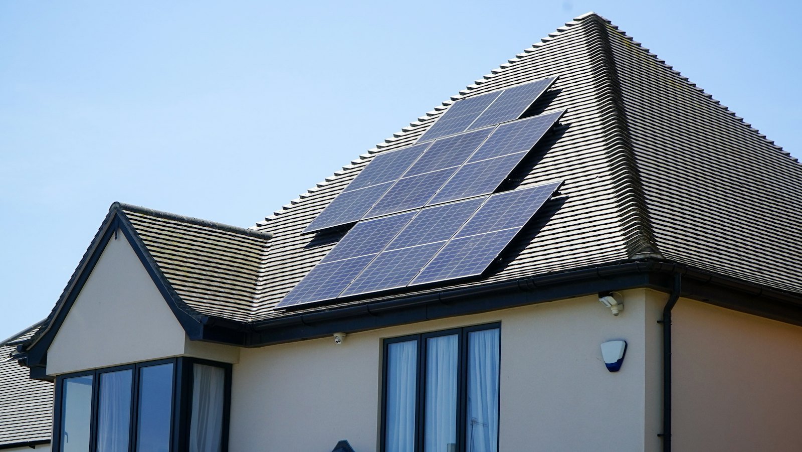 Maison équipée de panneaux solaires en toiture